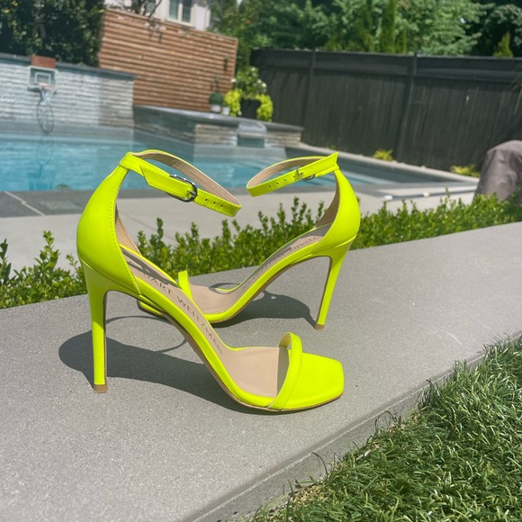 STUART WEITMAN NUDISTCURVE 100 SANDAL neon yellow - Picture 5 of 6